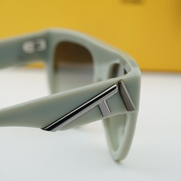 Fendi FE40150I 95P Shield Sunglasses - Shiny Green/Green Gradient main image 4